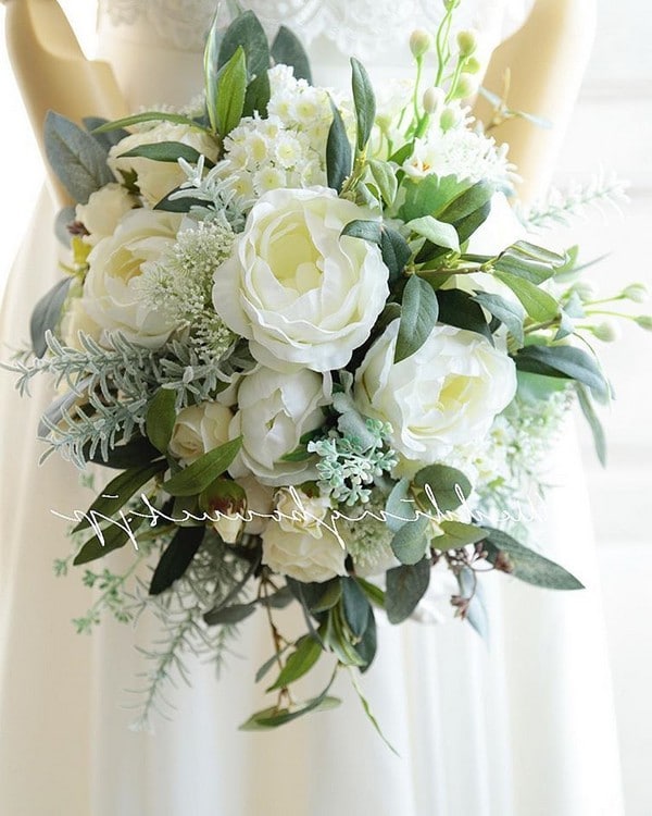 Chic simple white and greenery wedding bouquet #wedding #weddingideas #weddingbouquets #greenwedding 