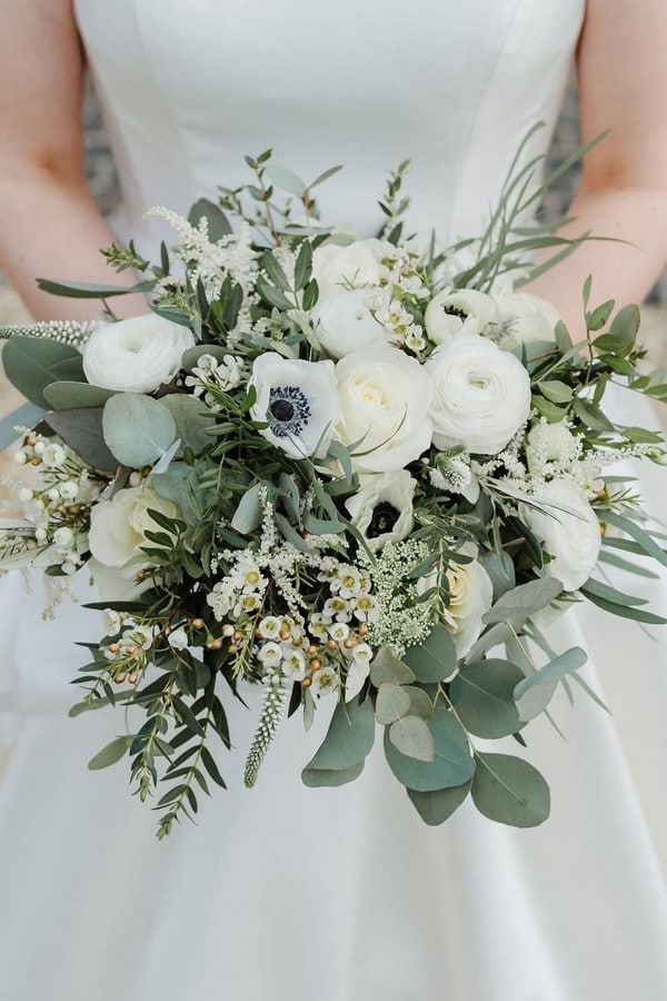 Chic simple white and greenery wedding bouquet #wedding #weddingideas #weddingbouquets #greenwedding 