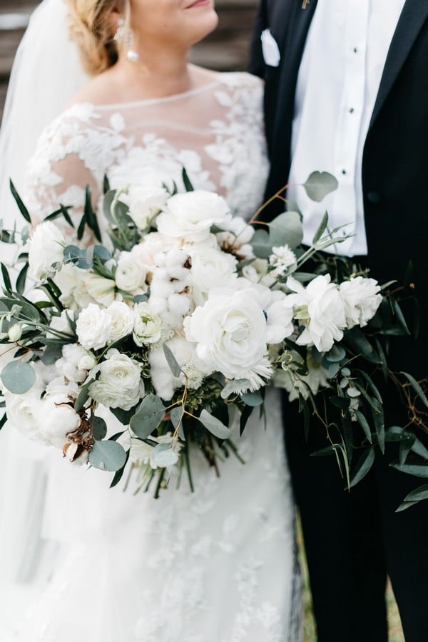 Chic simple white and greenery wedding bouquet #wedding #weddingideas #weddingbouquets #greenwedding 