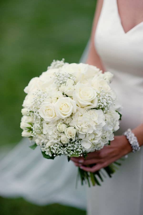 Chic simple white and greenery wedding bouquet #wedding #weddingideas #weddingbouquets #greenwedding 