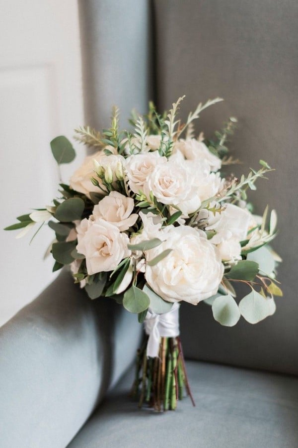 Chic simple white and greenery wedding bouquet #wedding #weddingideas #weddingbouquets #greenwedding 