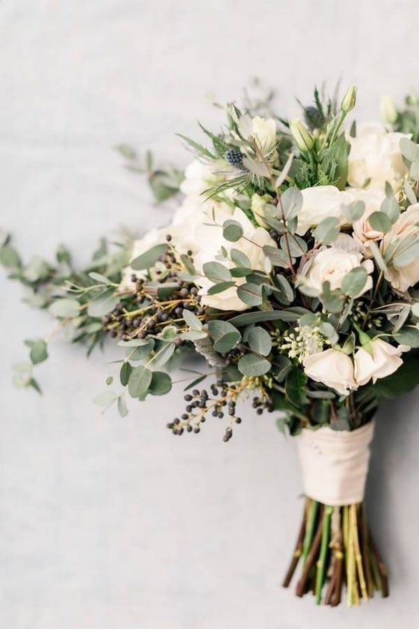 Chic simple white and greenery wedding bouquet #wedding #weddingideas #weddingbouquets #greenwedding