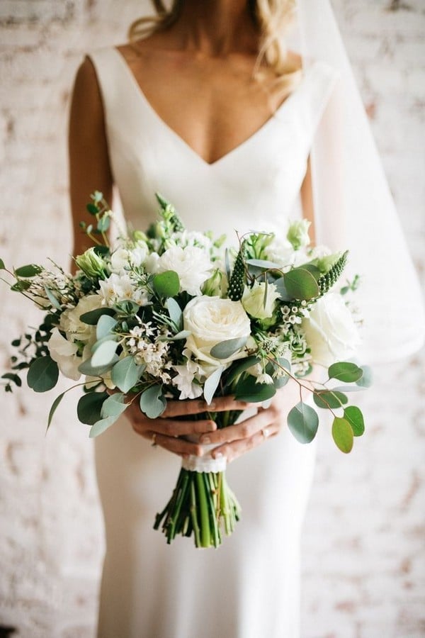 Chic simple white and greenery wedding bouquet #wedding #weddingideas #weddingbouquets #greenwedding 