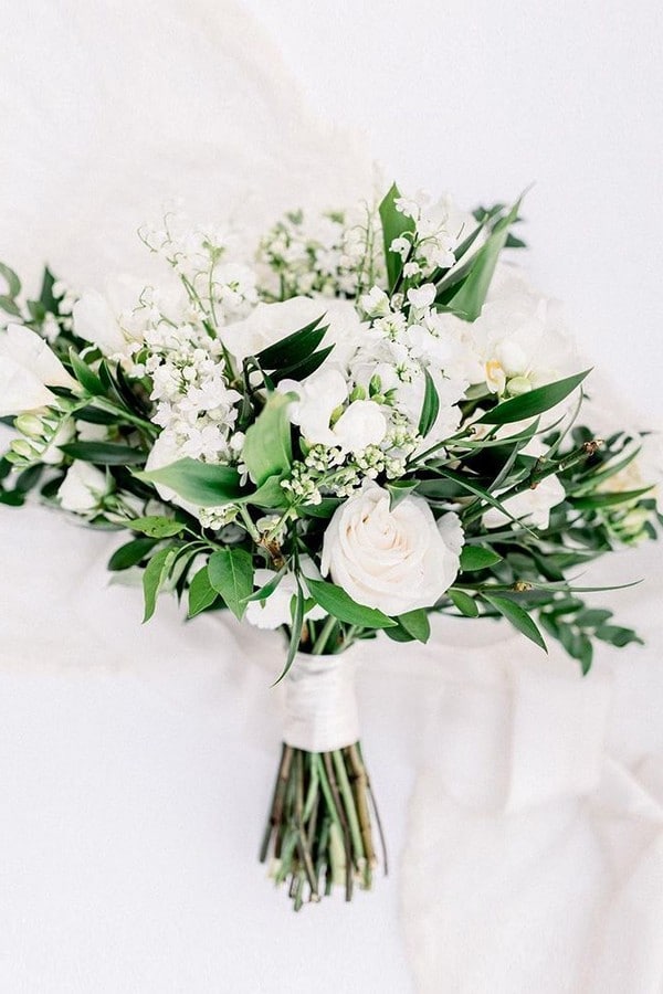 Chic simple white and greenery wedding bouquet #wedding #weddingideas #weddingbouquets #greenwedding 