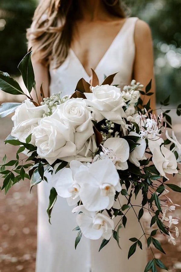 Chic simple white and greenery wedding bouquet #wedding #weddingideas #weddingbouquets #greenwedding 