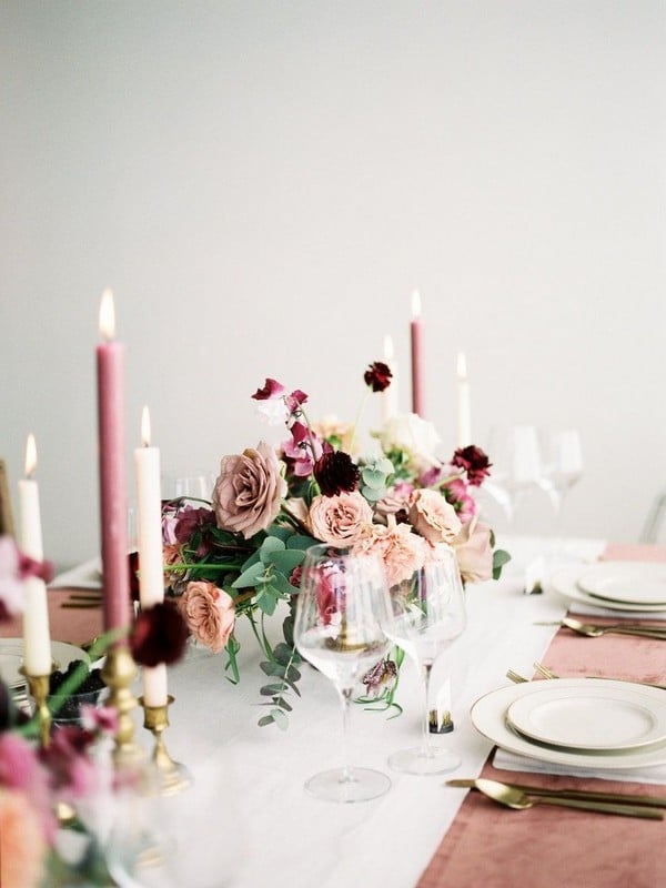 dusty rose mauve and burgundy wedding table setting ideas