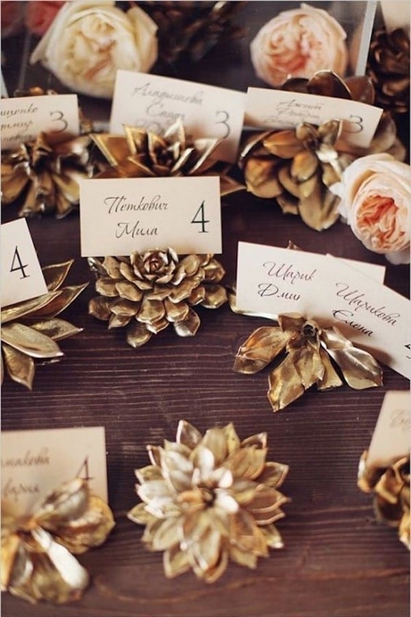 gold succulent wedding seating card #wedding #weddingideas #goldwedding