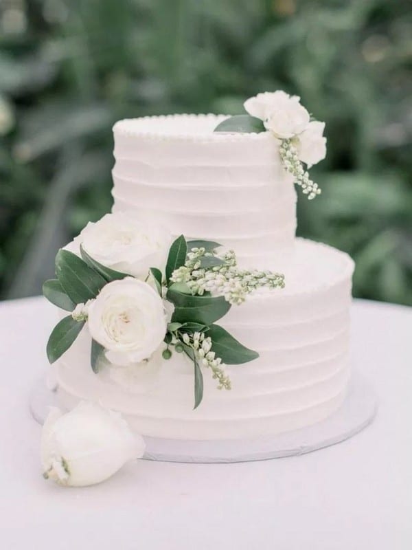 Simple and chic buttercream wedding cakes 9