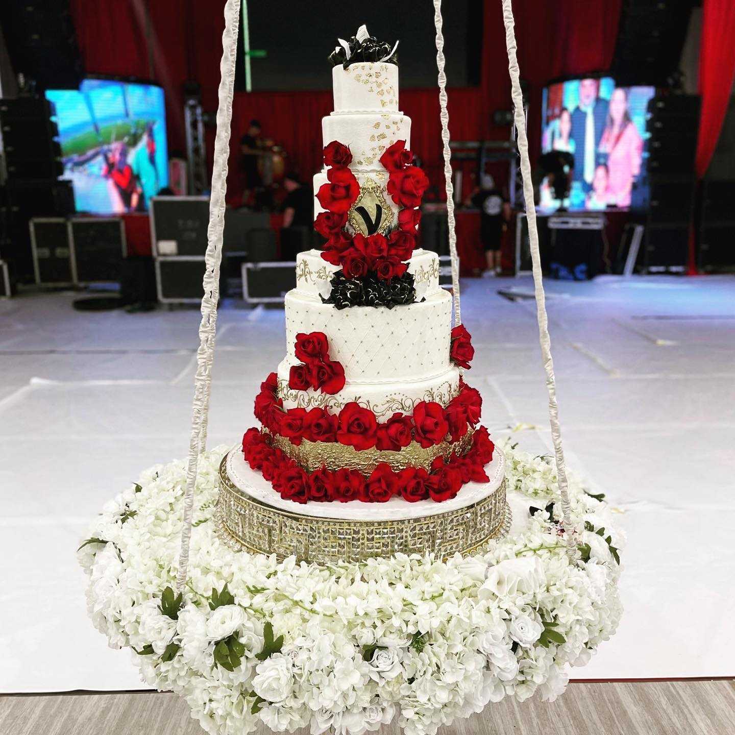 6 tier black white wedding cake with red roses via supremekakes