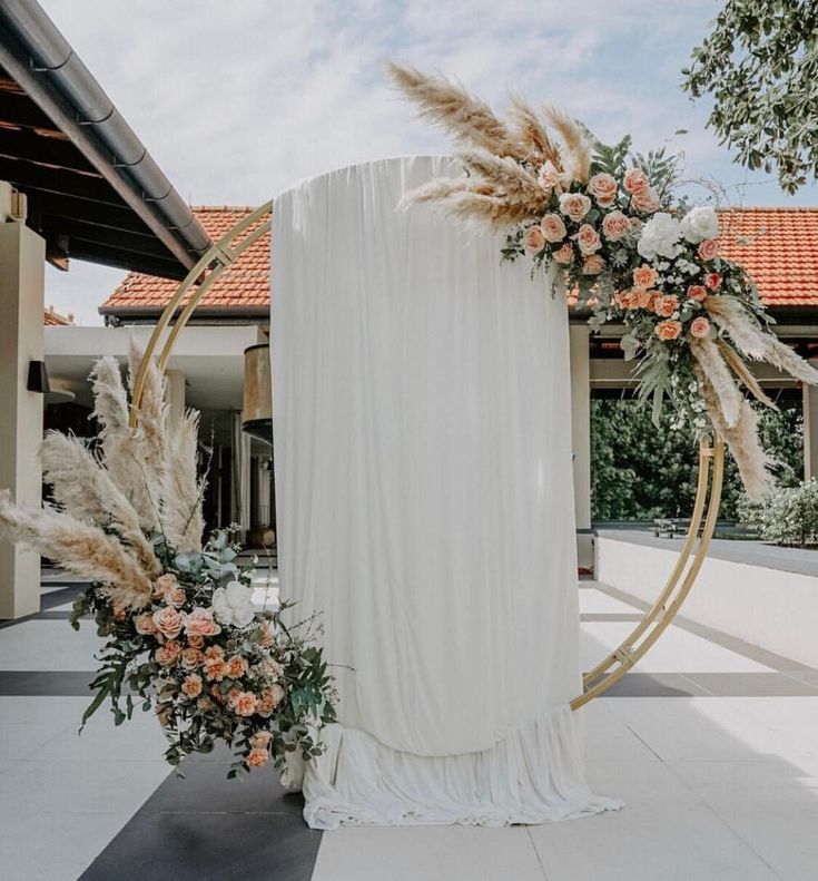 Circle arch with flowers and pampas grass